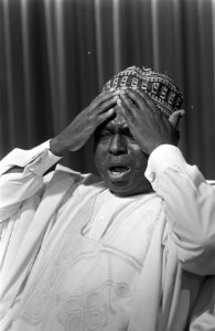 Aankomst ambassadeur Nigeria I. J. D. Durlong op Schiphol, Bestanddeelnr 921-5135