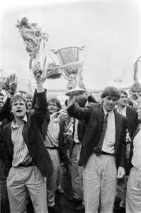 Aankomst Ajax op Schiphol na behalen Europa Cup II v.l.n.r. Winter, Silooy, Va, Bestanddeelnr 933-9797