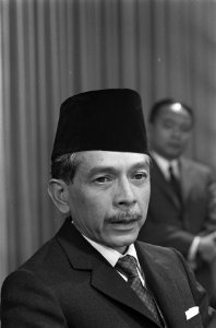 Aankomst Ambassadeur Indonesie Taswin Natadinigrat (kop) op Schiphol, Bestanddeelnr 920-9935