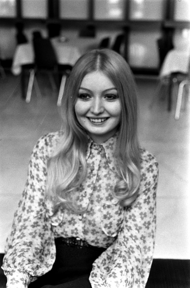 Aankomst artiesten op Schiphol. Mary Hopkin (Engeland), Bestanddeelnr 923-3651