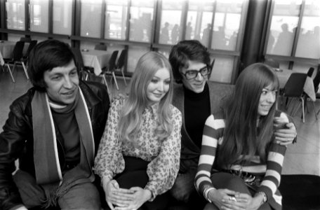 Aankomst artiesten op Schiphol. Vlnr , Henry Des (Zwitserland), Mary Hopkin (E…, Bestanddeelnr 923-3639