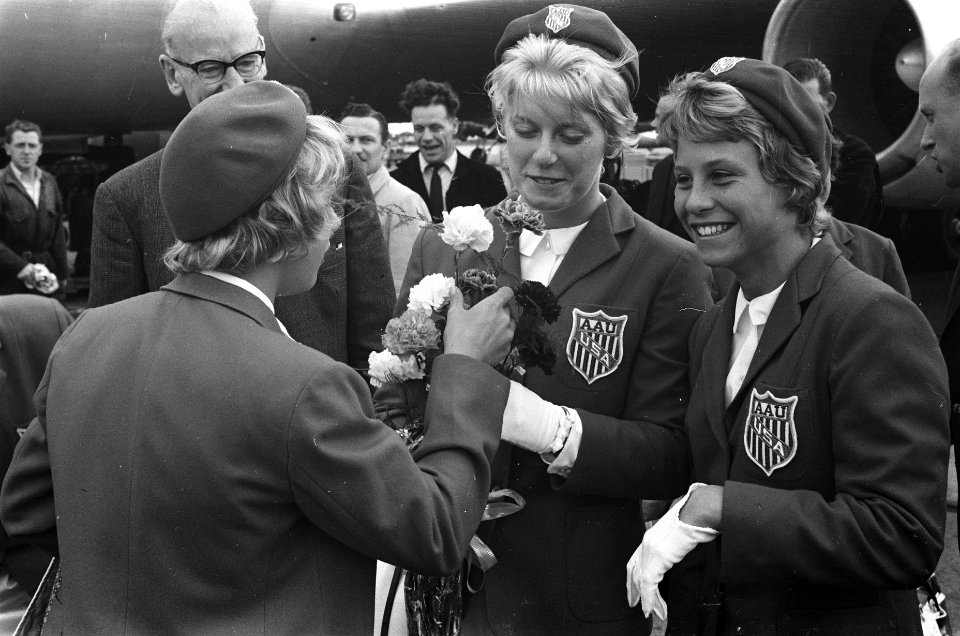 Aankomst Amerikaanse zwemploeg Becky Collins , Chris van Saltza , Donna de Vero, Bestanddeelnr 912-8411