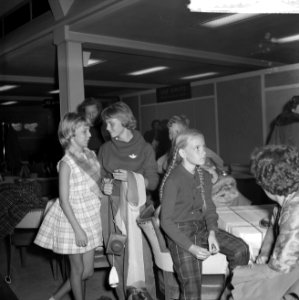Aankomst 42 passagiers van de Santa Maria op Schiphol kinderen, die het gebeur, Bestanddeelnr 912-0561 photo