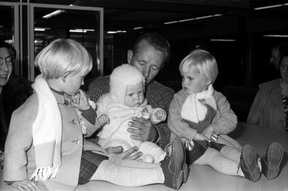 Aankomst 6 maand oude baby van der Veen op Schiphol ui Australie. Sandra, Robbie, Bestanddeelnr 912-2790