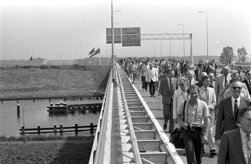A10 tussen Europaboulevard Amstelbrug A2 in Amsterdam officieel in gebruik geste, Bestanddeelnr 931-5807