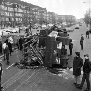 Aanhangwagen op het Europaplein op zijn kant, Bestanddeelnr 921-3168