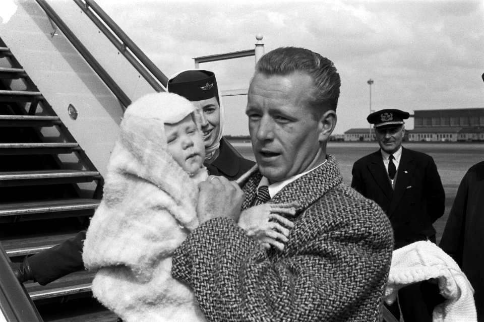 Aankomst 6 maand oude baby van der Veen op Schiphol uit Australie. Vader Van der, Bestanddeelnr 912-2786