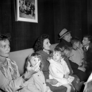 Aankomst 42 passagiers van de Santa Maria op Schiphol. De familie Van Venetië, Bestanddeelnr 912-0565