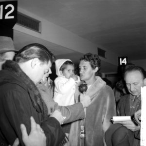 Aankomst 42 passagiers van de Santa Maria op Schiphol. Pers interviewt de pass, Bestanddeelnr 912-0568