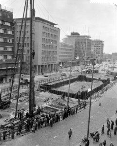 Aanbrengen van 35m diepe bliklaag rondom bouwput voor de metro aan de Coolsingel, Bestanddeelnr 912-3976