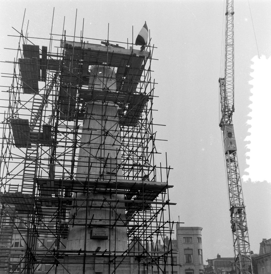 Aanbrengen dekstuk hoogste punt Nationaal Monument Dam Amsterdam, de vlag in top, Bestanddeelnr 907-5144