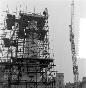 Aanbrengen dekstuk hoogste punt Nationaal Monument Dam Amsterdam, de vlag in top, Bestanddeelnr 907-5144
