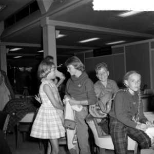 Aankomst 42 passagiers van de Santa Maria op Schiphol kinderen, die het gebeur, Bestanddeelnr 912-0560
