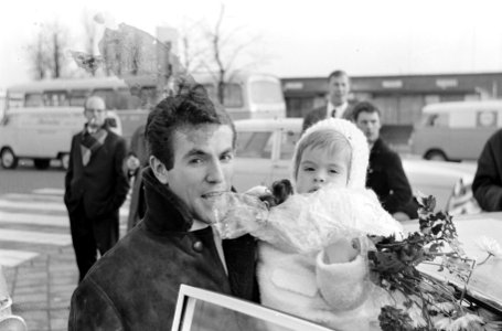 Aankomst Ajax op Schiphol, Bennie Muller werd op Schiph begroet door zijn dochte, Bestanddeelnr 919-8854