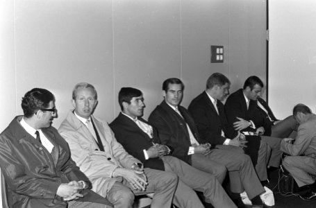 Aankomst Ajax op Schiphol. Spelers tijdens persconferentie, Bestanddeelnr 920-7802