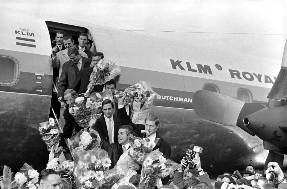 Aankomst Ajax op Schiphol, v.o.n.b. Soetekouw, Bals, Nuninga, Boomgaard, Suurbie, Bestanddeelnr 919-8852