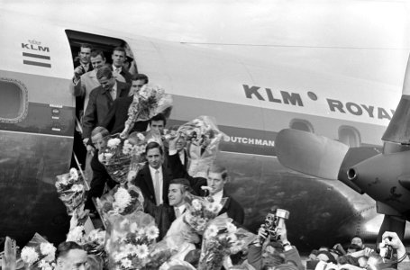 Aankomst Ajax op Schiphol, v.o.n.b. Soetekouw, Bals, Nuninga, Boomgaard, Suurbie, Bestanddeelnr 919-8852