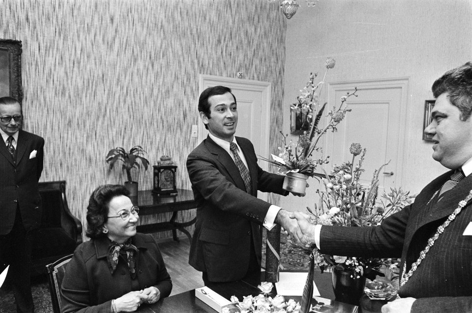 Aangifte kind Christina en Jorge Jorge Guillermo en moeder krijgen bloemen van , Bestanddeelnr 929-2365