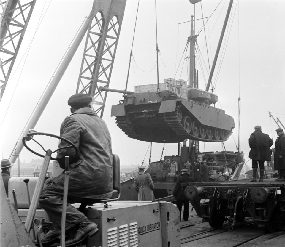 Aankomst 3 Engelse Centurion-tanks Rotterdam, Bestanddeelnr 905-4839