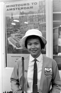 Aankomst 12 jarige Patricia Chan uit Singapore op Schiphol (zwemster), Bestanddeelnr 919-3904