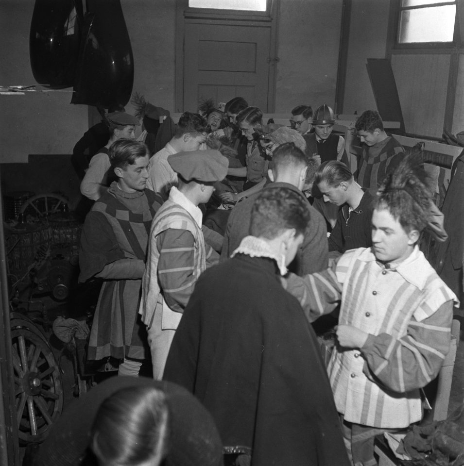 Aankleden Zwarte Piet en Sint Nicolaas in Amsterdam, Bestanddeelnr 901-1662