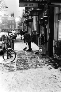 Aanhoudende vorst en winterweer. Op Thorbeckeplein in Amsterdam wordt stoep snee, Bestanddeelnr 931-8780