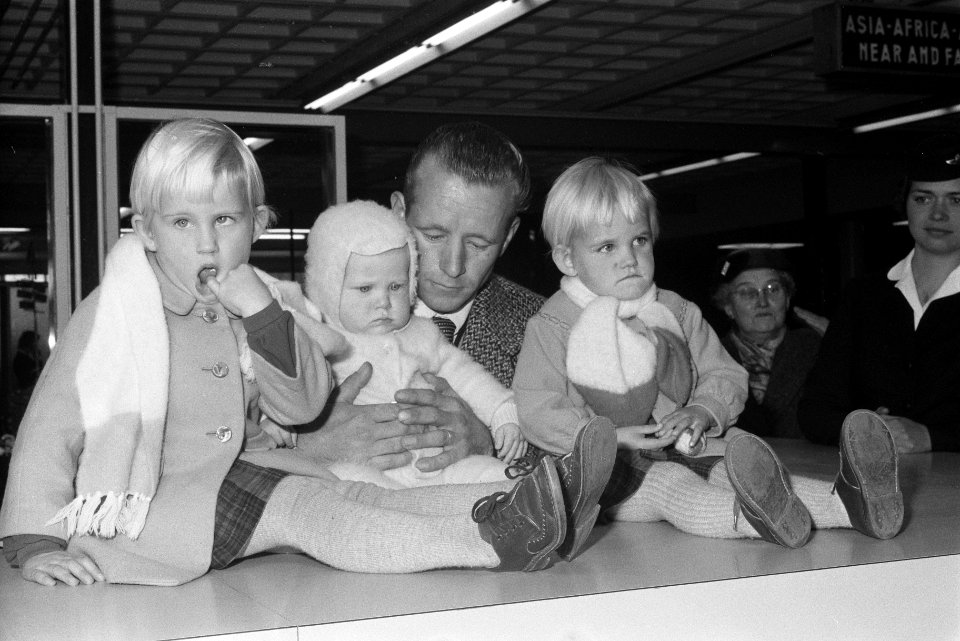 Aankomst 6 maand oude baby van der Veen op Schiphol ui Australie. Vader Van der , Bestanddeelnr 912-2789