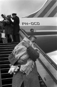 Aankomst 6 maand oude baby van der Veen op Schiphol uit Australie, Bestanddeelnr 912-2785