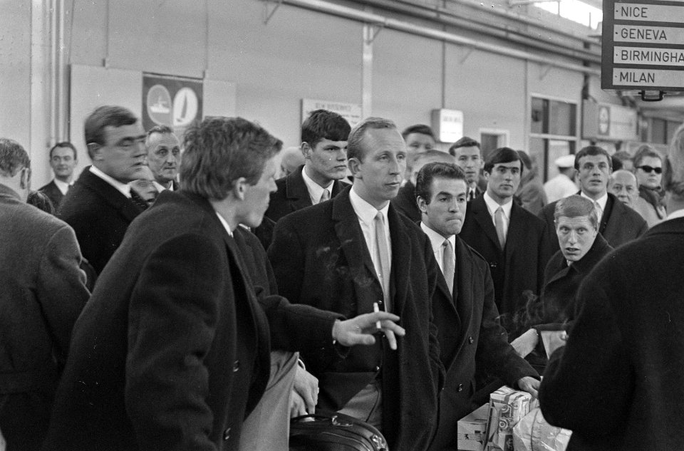 Aankomst Ajax op Schiphol. Bij de bagageband Piet Keizer, Johan Cruijff (niet zi, Bestanddeelnr 920-1485