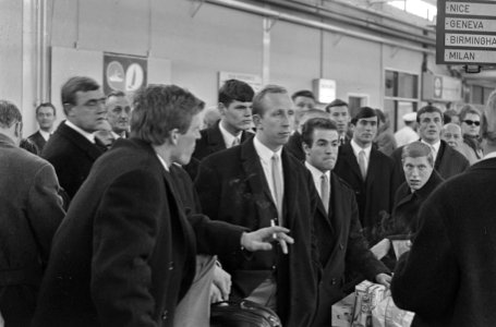 Aankomst Ajax op Schiphol. Bij de bagageband Piet Keizer, Johan Cruijff (niet zi, Bestanddeelnr 920-1485