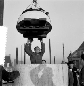 Aanbrengen dekstuk hoogste punt Nationaal Monument Dam Amsterdam, Bestanddeelnr 907-5141