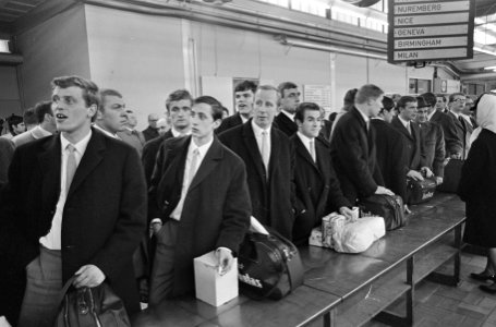 Aankomst Ajax op Schiphol, Bij de bagageband. Vooraan vlnr. Piet Keizer, Johan C, Bestanddeelnr 920-1482