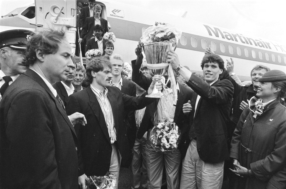 Aankomst Ajax op Schiphol na behalen Europa Cup II Marco van Basten (r) en Wou, Bestanddeelnr 933-9799