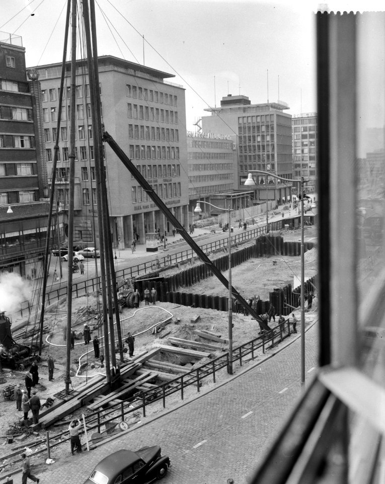 Aanbrengen van 35m diepe stalen damwand rondom bouwput voor de metro aan de Cool, Bestanddeelnr 912-3974