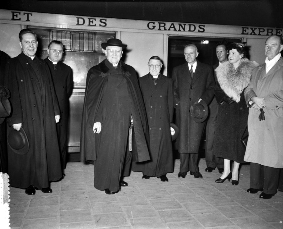 Aankomst aartsbisschop van Parijs mgr Feltin Hollands Spoor Den Haag ten gunste, Bestanddeelnr 908-1017