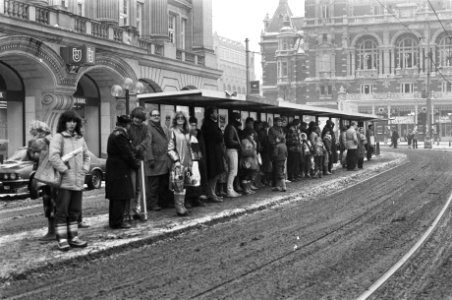 Aanhoudende vorst en winterweer. 10.11 Drukte op tramhalte op Leidseplein in de , Bestanddeelnr 931-8781