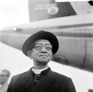 Aankomst Aartsbisschop van Djakarta Mgr. Jajaseputra op Schiphol (kop), Bestanddeelnr 917-0795