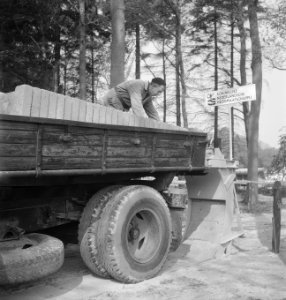 Aanhangers, arbeiders, werkzaamheden, bossen, reclameborden, koninklijke nederl…, Bestanddeelnr 253-5087