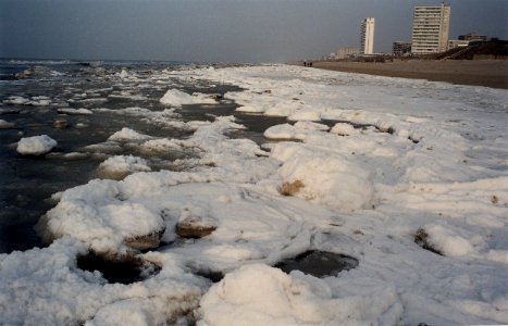 Aanhoudende strenge vorst zorgde voor opmerkelijke ijsvorming aan de vloedlijn van het Zandvoortse strand. Aangekocht in 1997 van United Photos de Boer bv. - Negatiefnummer 43706 kc 16. - Gepubliceerd