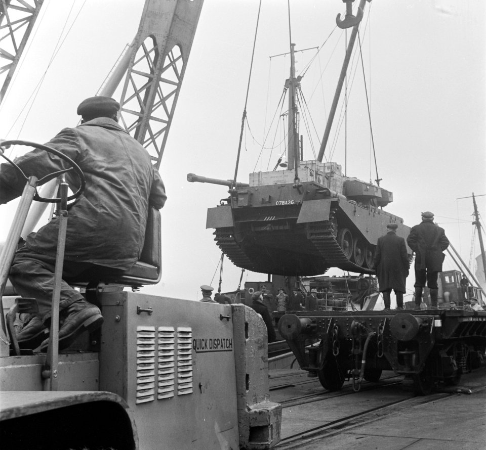 Aankomst 3 Engelse Centurion-tanks Rotterdam, Bestanddeelnr 905-4840