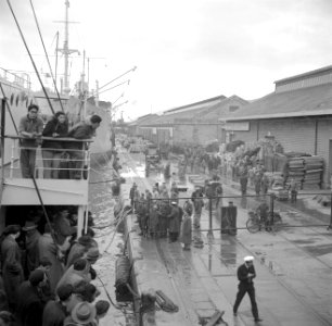 Aangemeerde schepen en bedrijvigheid op de kade van een haven, mogelijk die van , Bestanddeelnr 255-0019