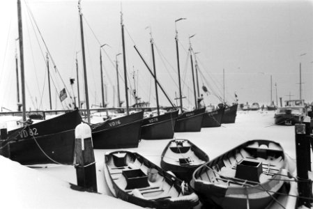 Aanhoudende vorst heeft binnenscheepvaart vastgelegd. Vastgevroren vissersbote, Bestanddeelnr 931-8777