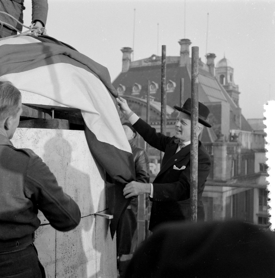 Aanbrengen dekstuk hoogste punt Nationaal Monument Dam Amsterdam, Bestanddeelnr 907-5138