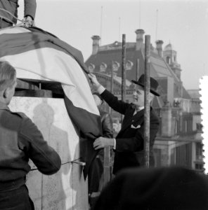 Aanbrengen dekstuk hoogste punt Nationaal Monument Dam Amsterdam, Bestanddeelnr 907-5138