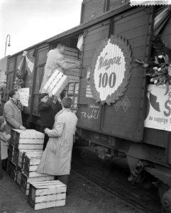 Aankomst 100ste wagon met sinaasappelen op de Markthallen Amsterdam, Bestanddeelnr 911-0032