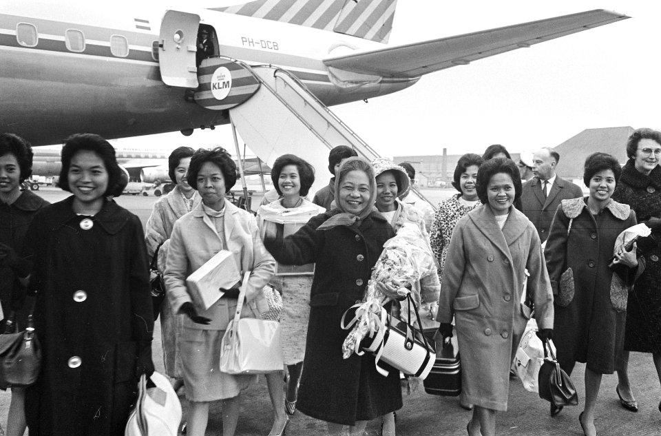 Aankomst 20 verpleegsters uit Manilla op Schiphol, aankom verpleegsters, Bestanddeelnr 917-0790