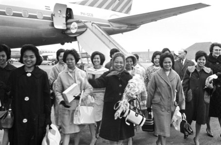 Aankomst 20 verpleegsters uit Manilla op Schiphol, aankom verpleegsters, Bestanddeelnr 917-0790
