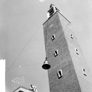 Aanbrengen luidklokken in Opstandingskerk Ophijsen van de klokken, Bestanddeelnr 912-8776