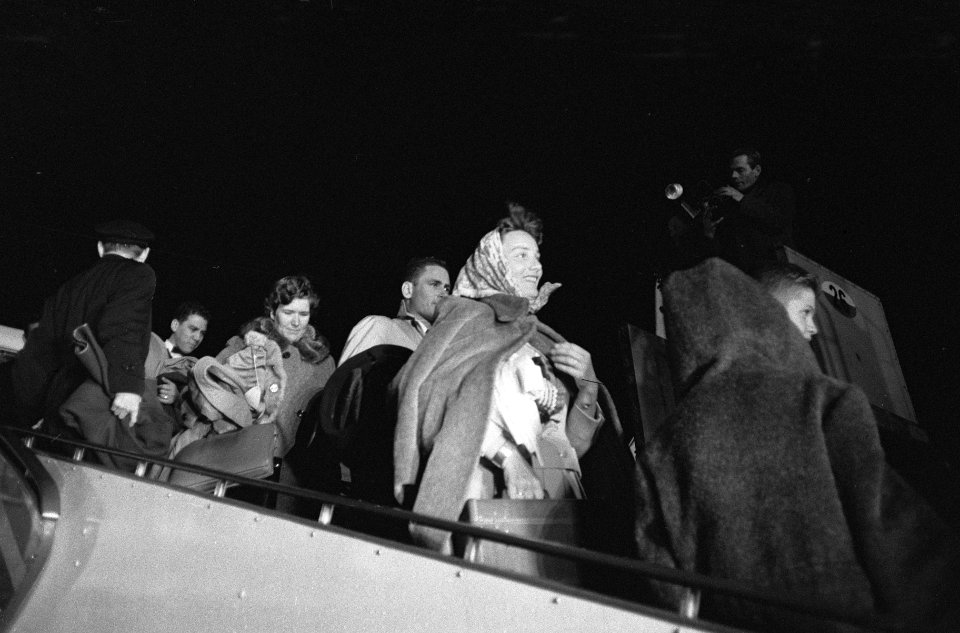 Aankomst 42 passagiers van de Santa Maria op Schiphol, Bestanddeelnr 912-0543