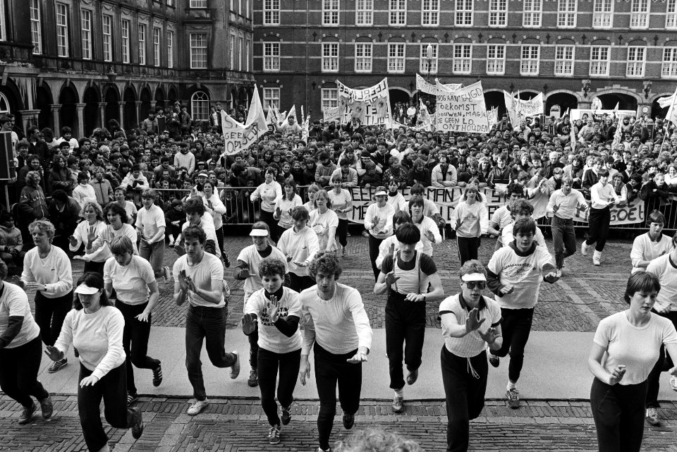 Aankomende leerkrachten lichamelijke opvoeding geven een demonstratie jazzballet, Bestanddeelnr 932-5257